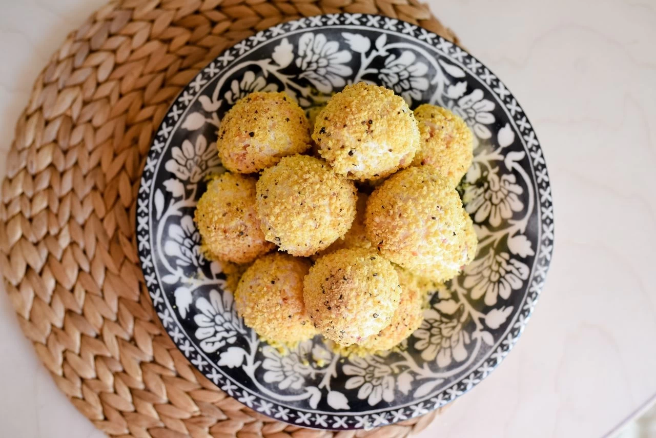 Käsebällchen 500g + Spicy Topping 200g 1 Käsebällchen 500g + Spicy Topping 200g