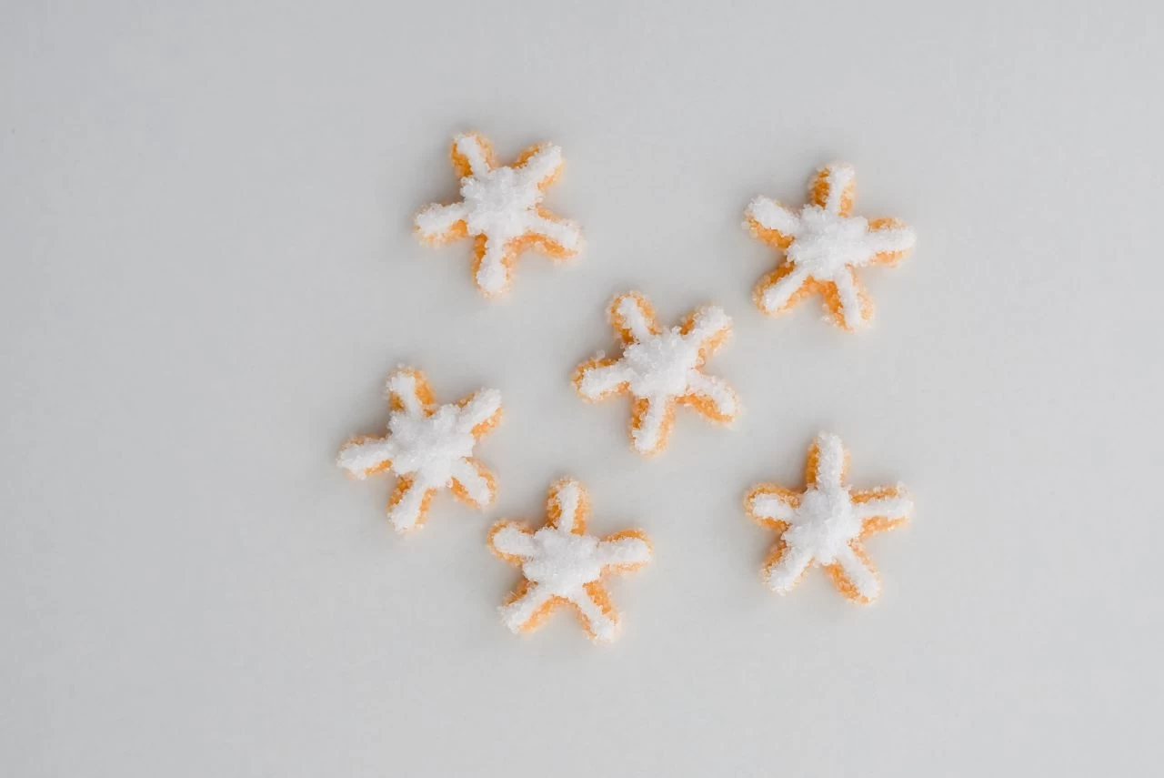 Zuckerdekor Schneeflocken Gold/weiß, 32 Stück 1 Zuckerdekor Schneeflocken Gold/weiß, 32 Stück