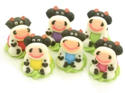 3D-Zuckerfiguren Sitzende Kühe, Rot & Schwarz, 6 Stück á 25 X 25 X 30 Mm