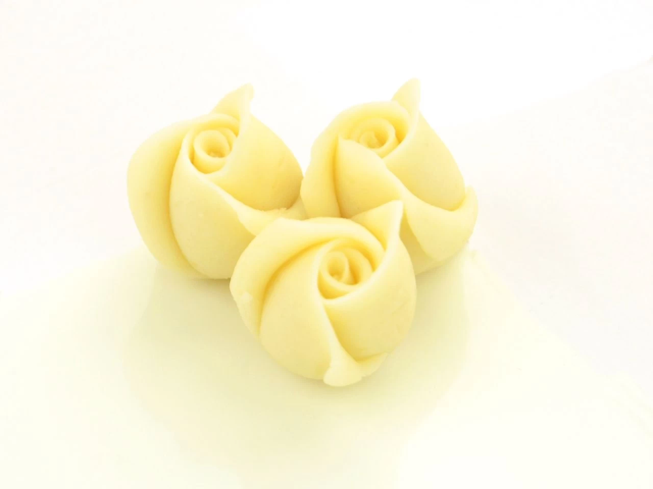 Kleine Marzipan-Rosen, Weiß, 4 Stück, 2,5 X 2,5 Cm