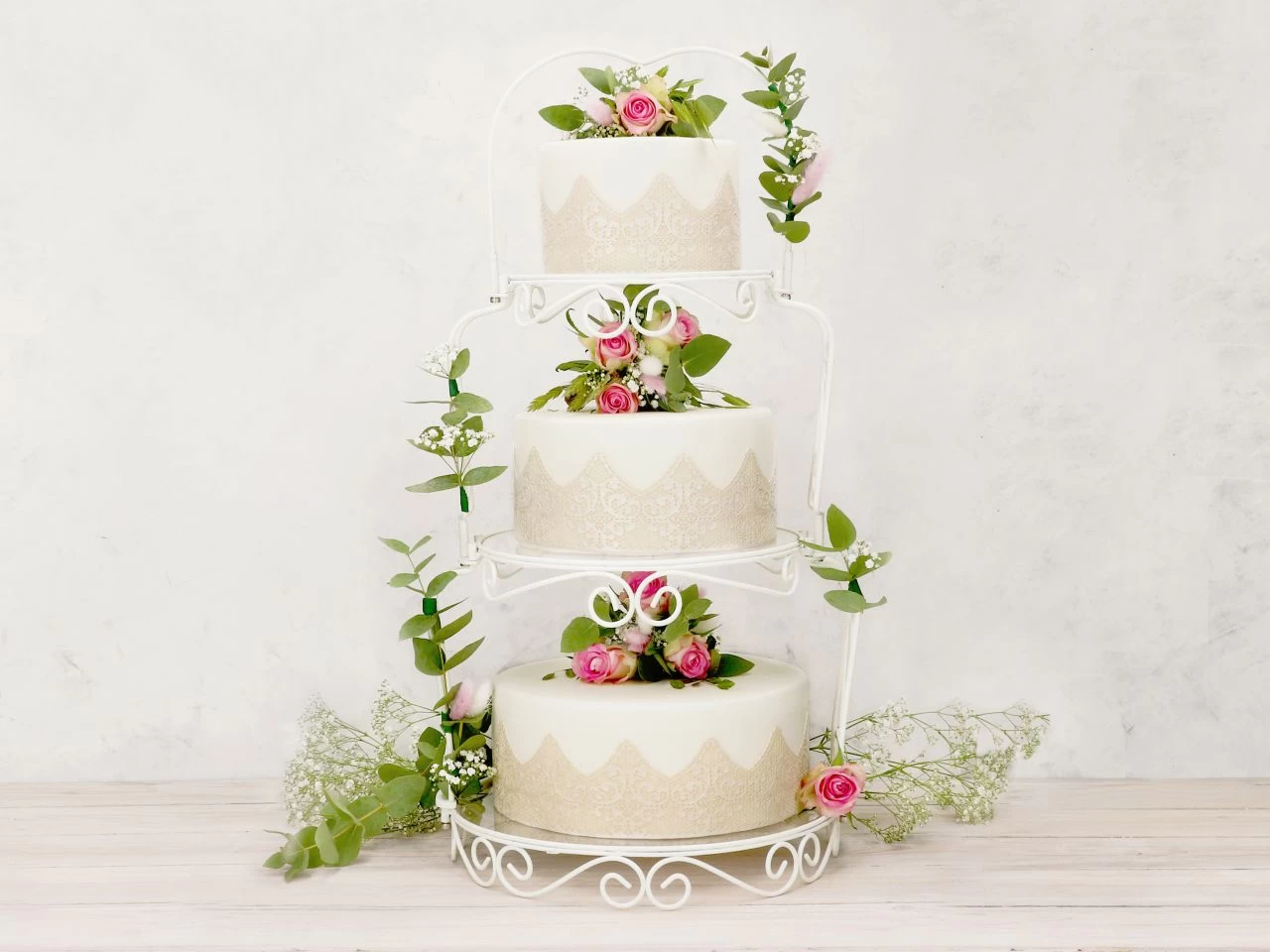 Tortenständer: Romantic-Etagere, Metall & Klarer Kunststoff, Weiß, 20/25,5/30,5 Cm 1 Tortenständer: Romantic-Etagere, Metall & Klarer Kunststoff, Weiß, 20/25,5/30,5 Cm