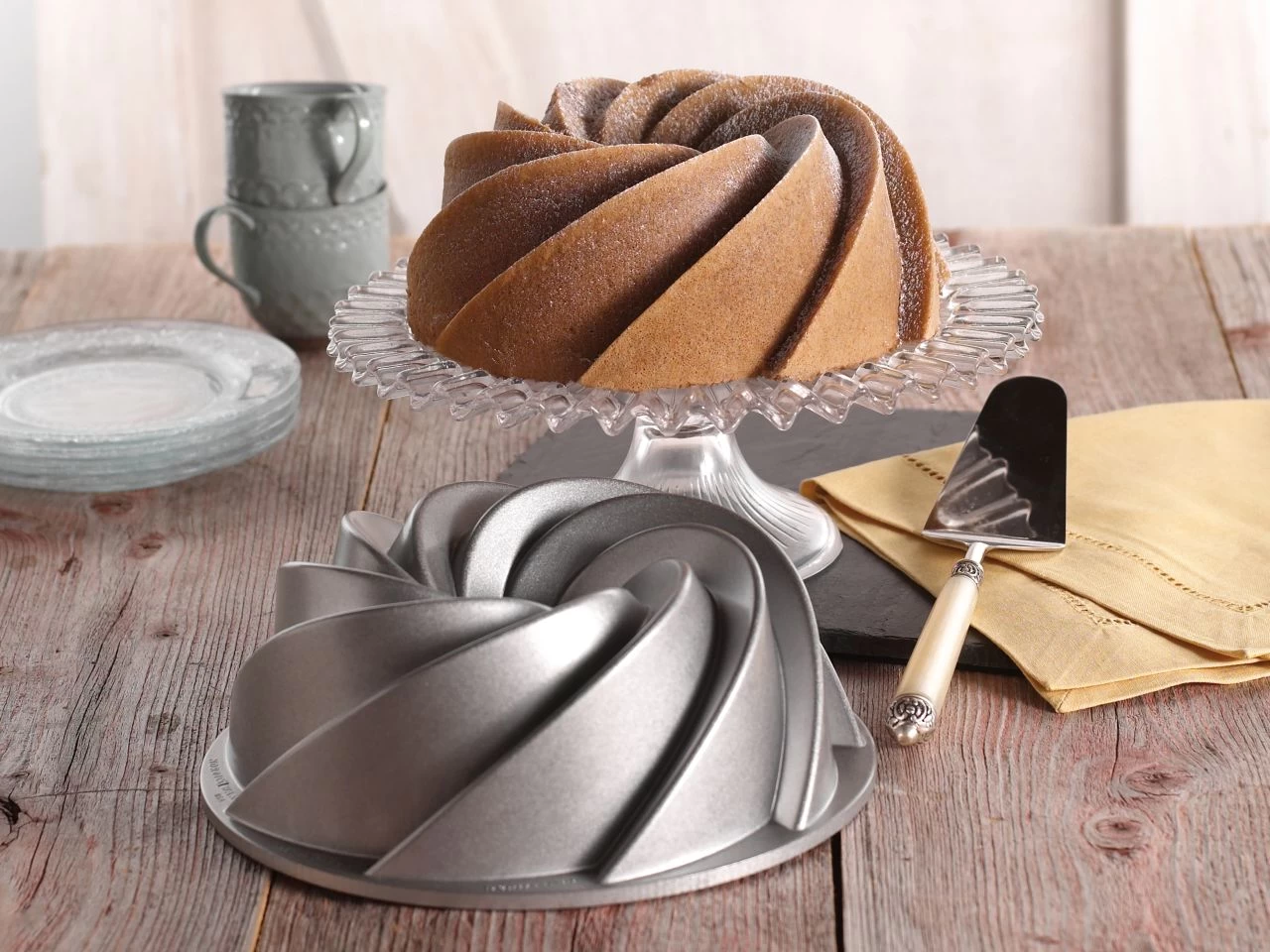 Nordic Ware: Aluguss-Backform Heritage Bundt Pan, Antihaft, 2,36 L, 23,5 X 9 Cm 1 Nordic Ware: Aluguss-Backform Heritage Bundt Pan, Antihaft, 2,36 L, 23,5 X 9 Cm