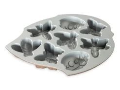 Nordic Ware: Aluguss-Backform Backyard Bugs, Antihaft, 1.200 Ml, 8 Mulden: Schmetterling, Libelle, Marienkäfer, Biene 6 Nordic Ware: Aluguss-Backform Backyard Bugs, Antihaft, 1.200 Ml, 8 Mulden: Schmetterling, Libelle, Marienkäfer, Biene -Hobbybäcker b89802